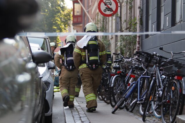 Brand i elbil spærrer vej