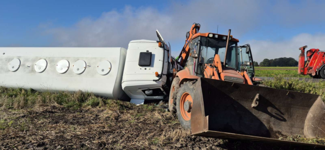 Tankvogn med 12.000 liter diesel kolliderer med rendegraver