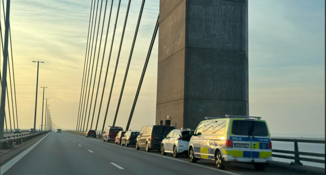 Bil fyldt med håndgranater kører over Øresund