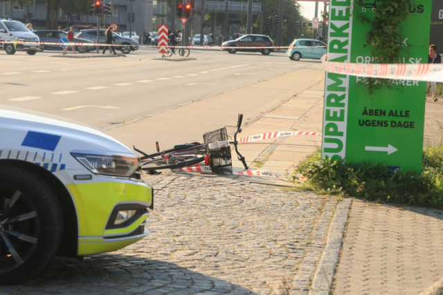 Cyklist kvæstet efter påkørsel: Kryds helt spærret