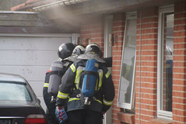 Mand fanget i brændende hus