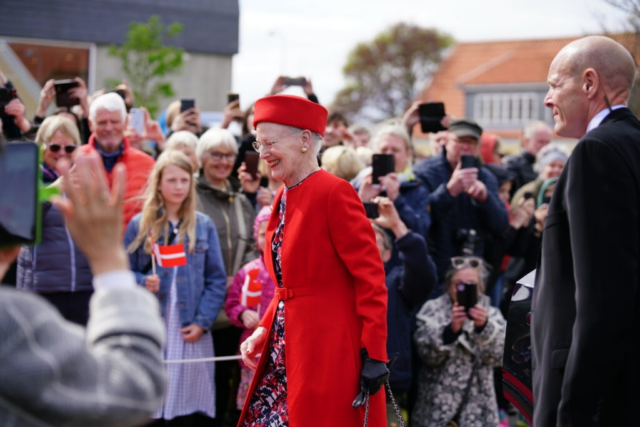 Dronning Margrethe i halskrave og gips