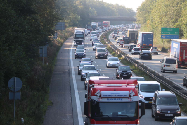 Massiv kø på motorvej efter uheld