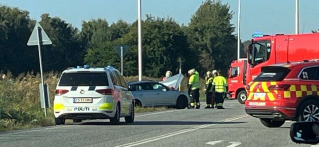 To biler kolliderer på trafikeret vej: Politiet dirigerer trafikken