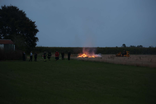 Flammer stiger op ved gård