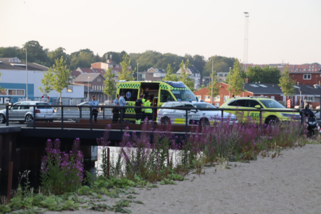 Tragisk ulykke: Ældre mand drukner bag rattet