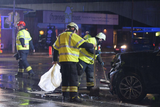 Hårdt sammenstød i regnvejret: Melding om fastklemte