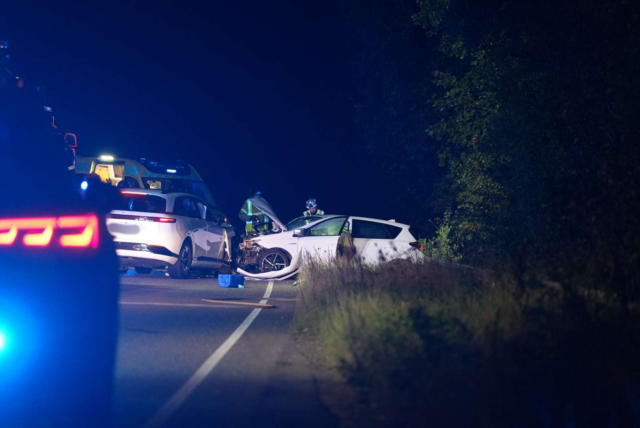 Vej spærret efter uheld: Melding om fastklemte