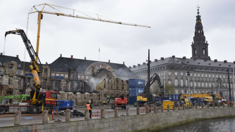 Arkivfoto: Børsen brændte den 16. april. Nu lægger kong Frederik første sten.