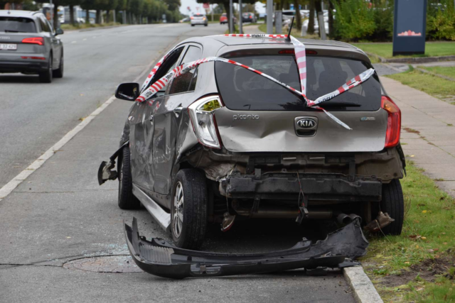 Dramatisk episode efter uheld: Smadrede bilen med køller