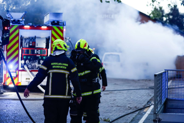 Brandvæsenet rykker talstærkt ud: Brand i skole