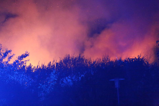 Kæmpe gårdbrand lyser hele himlen op