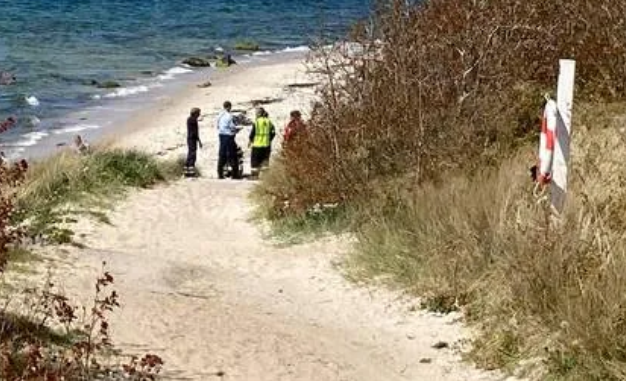 Chokfund på strand: Mand ligger livløs