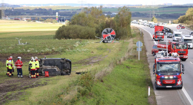 Bilist vælter af vejen i voldsomt motorvejsuheld