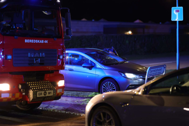 Bil påkører skilt: Politiet ransager og ambulance behandler en