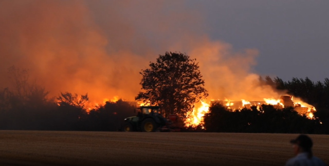 Brandvæsemet ankommer til kæmpe flammer