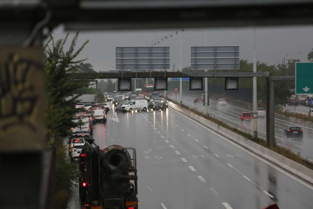 Kæmpe kaos: Motorvej fuldstændigt spærret