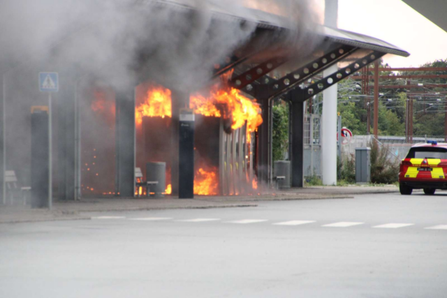 Voldsomme flammer hærger station