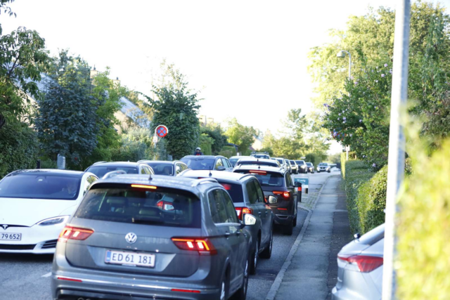 Porsche i brand skaber morgenkaos på skolevej