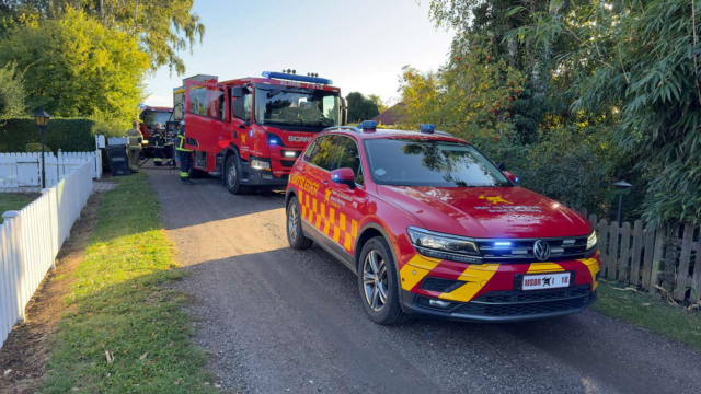 Carport bryder i brand ved stråtækt hus