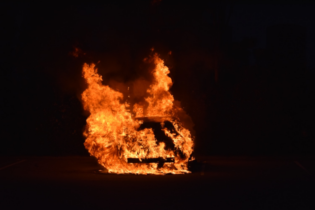 Kærestepar sad i deres bil: Brandbombe blev kastet under BMW’en