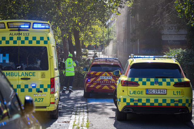 Massiv brand brudt ud i hovedgade: ‘Det vrimler med udrykning’