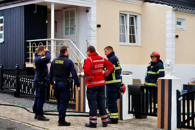 Røg fra hus: Masser af politi til stede