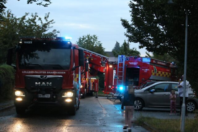 Blå blink på villavej: Røgen stiger fra et faldefærdigt tag