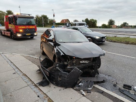 To biler smadrer sammen: Fuldstændig ødelagt