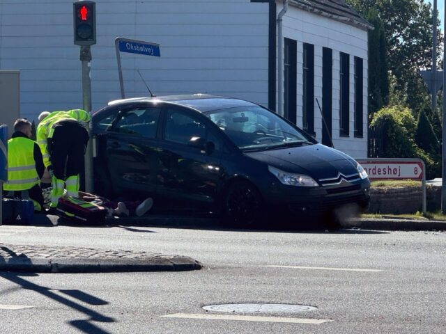 Hårdt sammenstød: En fragtet på hospitalet med udrykning