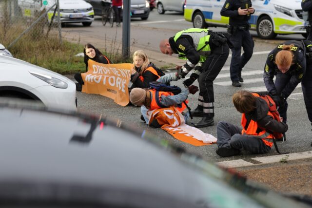 Aktivister har sat sig på motorvejsfrakørsel