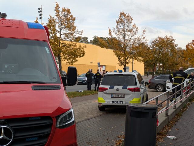 Færdselsuheld ved bibliotek: Kørte af vejen