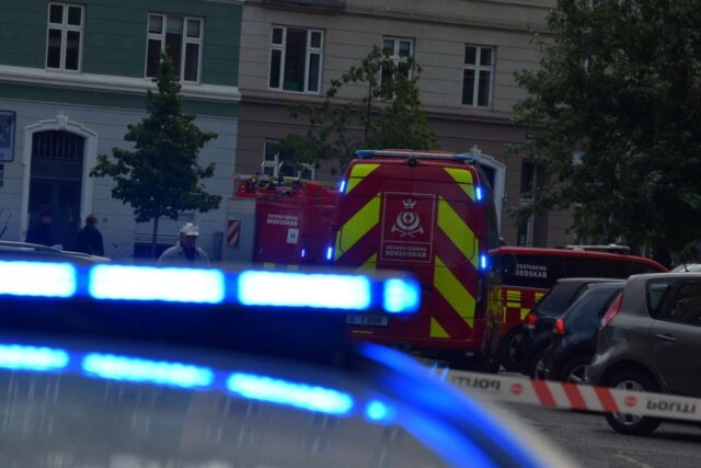 Melding om kælderbrand: Afspærrer område i København