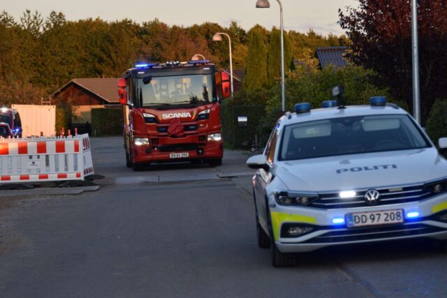 Rolig villavej lyst op af blå blink