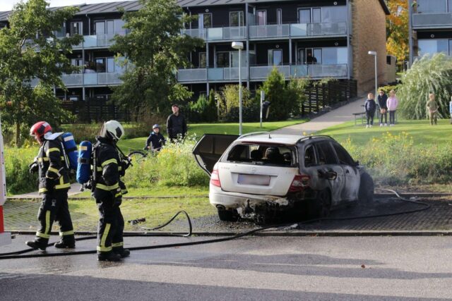 Brandvæsnet kæmper med brand i Mercedes