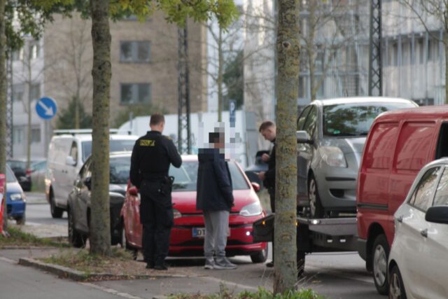 Solouheld: Bilist rammer parkeret bil