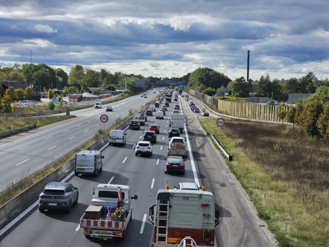 Massiv kø på motorvej efter uheld