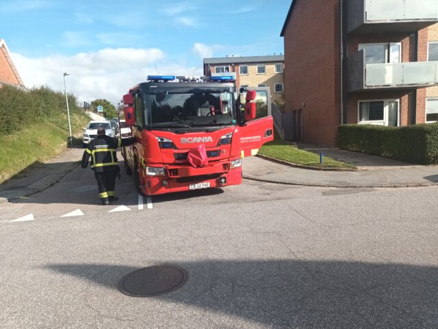 Brand i vaskekælder sender brandvæsnet på udrykning