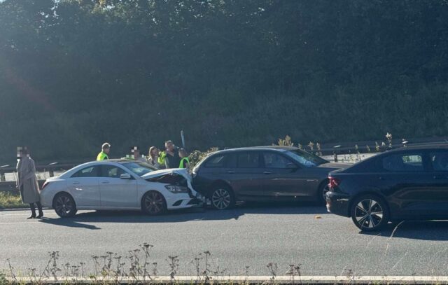 Mercedes brager ind BMW på motorvej