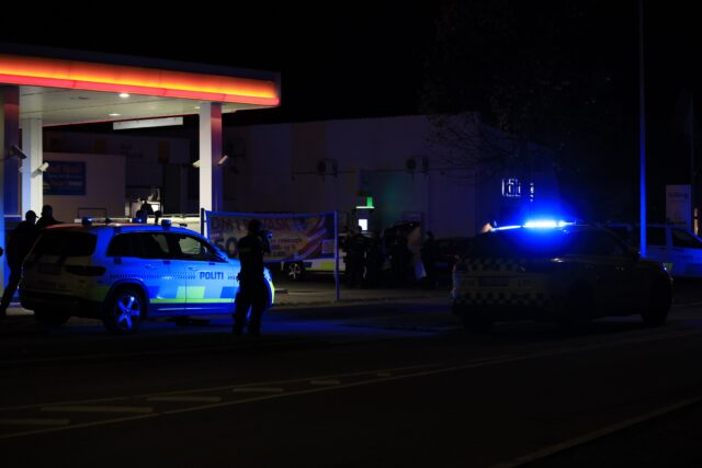 Mand slået ned på tankstation: Hastet til hospitalet