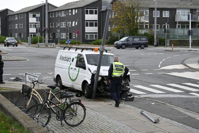 Mand, kvinde og to børn i alvorligt uheld: Alle kørt til hospital