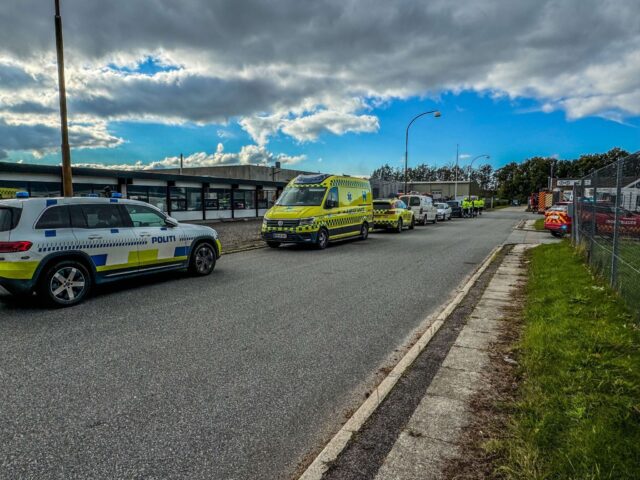 Redningsmandskab haster ud til bilbrand i bilcenter