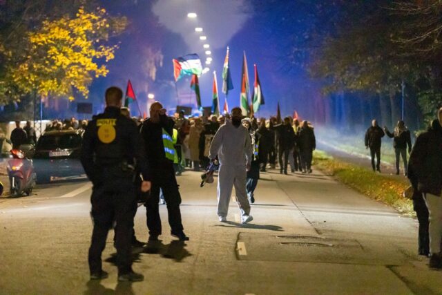 Israels ambassade afspærret: Stor Palæstina-demo