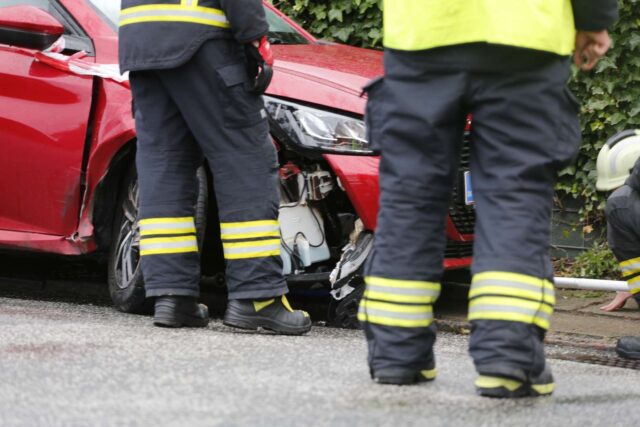 Bilist kørt ind i parkeret bil