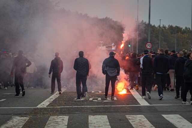 FCK-fans indtager Vestegnen med fyrværkeri i kæmpe march