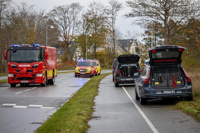 Stor udrykning til mystisk bilbrand