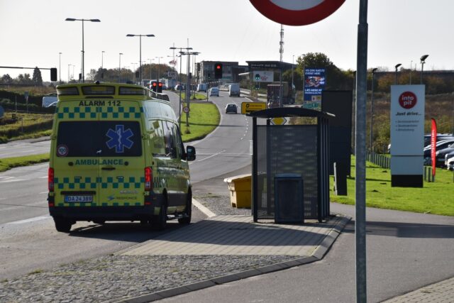 Bus rammer varevogn, der rammer bil: Harmonikasammenstød