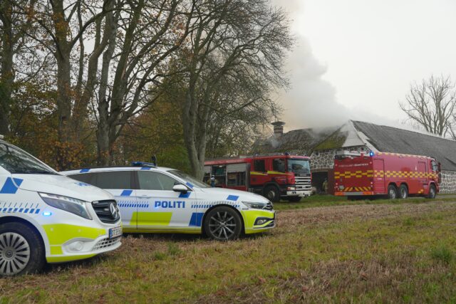 Kraftig brand på stor gård: Fare for spredning