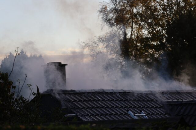 Blå blink haster til kraftig brand i hus