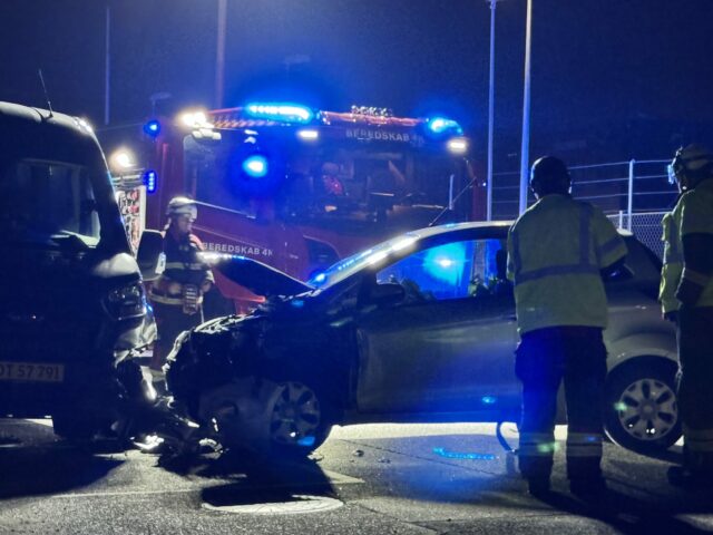 Fører taget med af politiet: Smadrer ind i parkeret varevogn